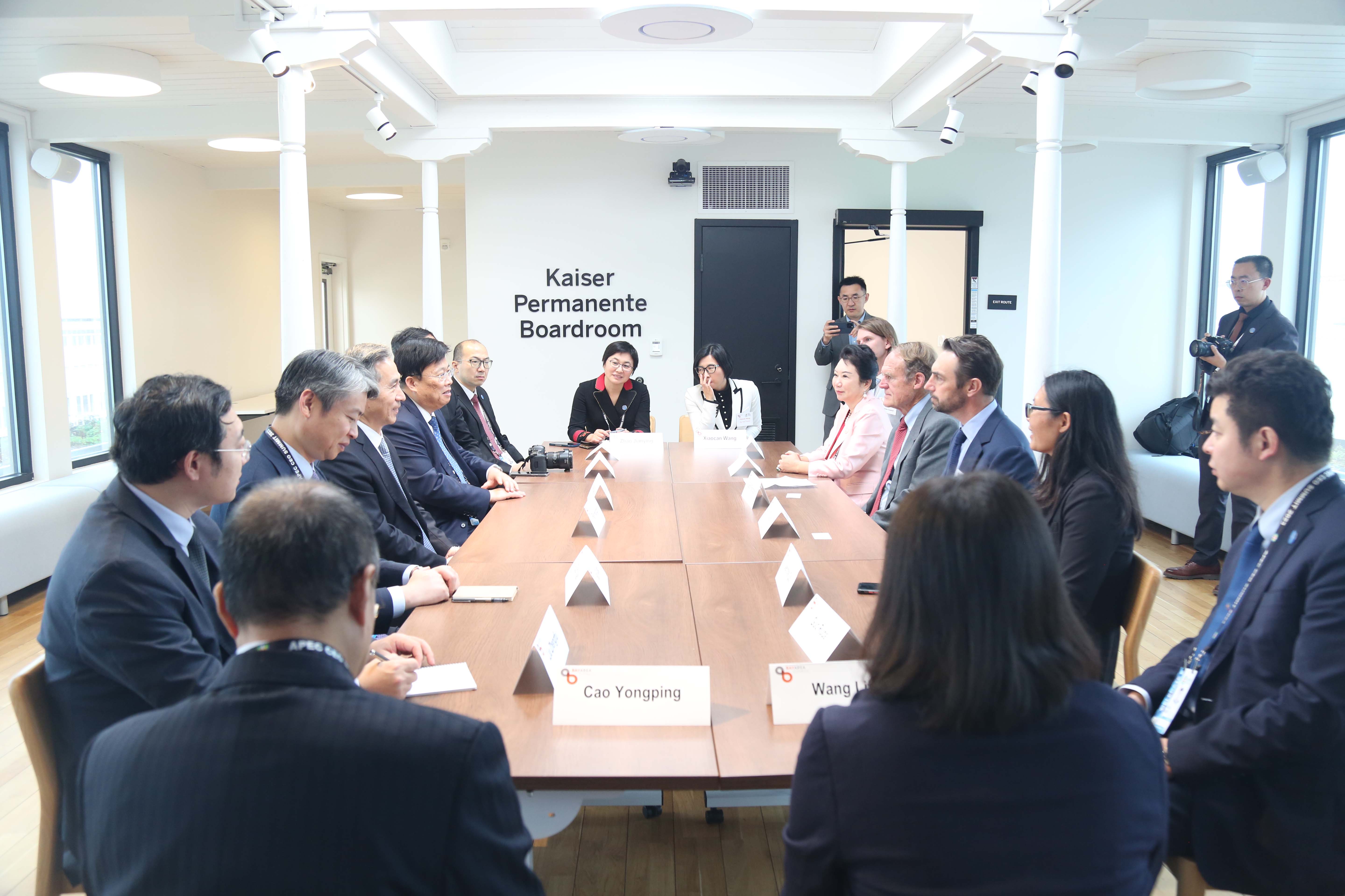 胜游亚洲集团董事局李俐与中国贸促会会长任鸿斌交流